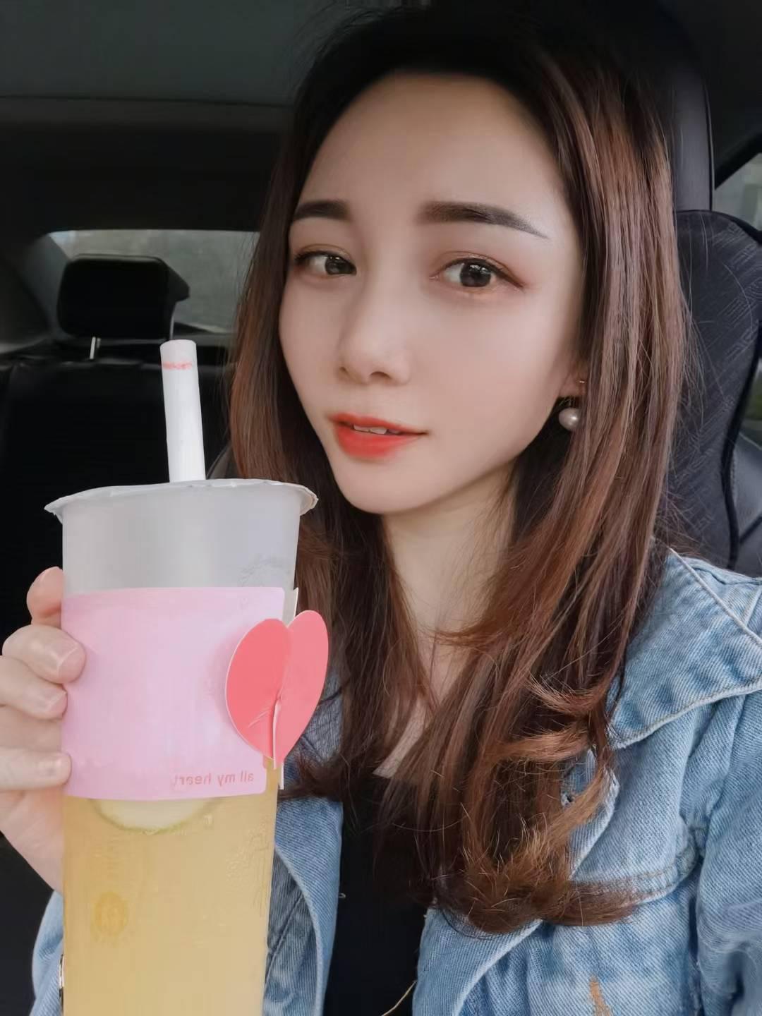 身材哇塞的前凸后翘妹子